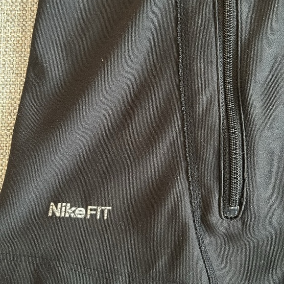 Nike FIT Cold and Wind Women's Black Running Jacket Size XL (16-18) - Picture 3 of 8